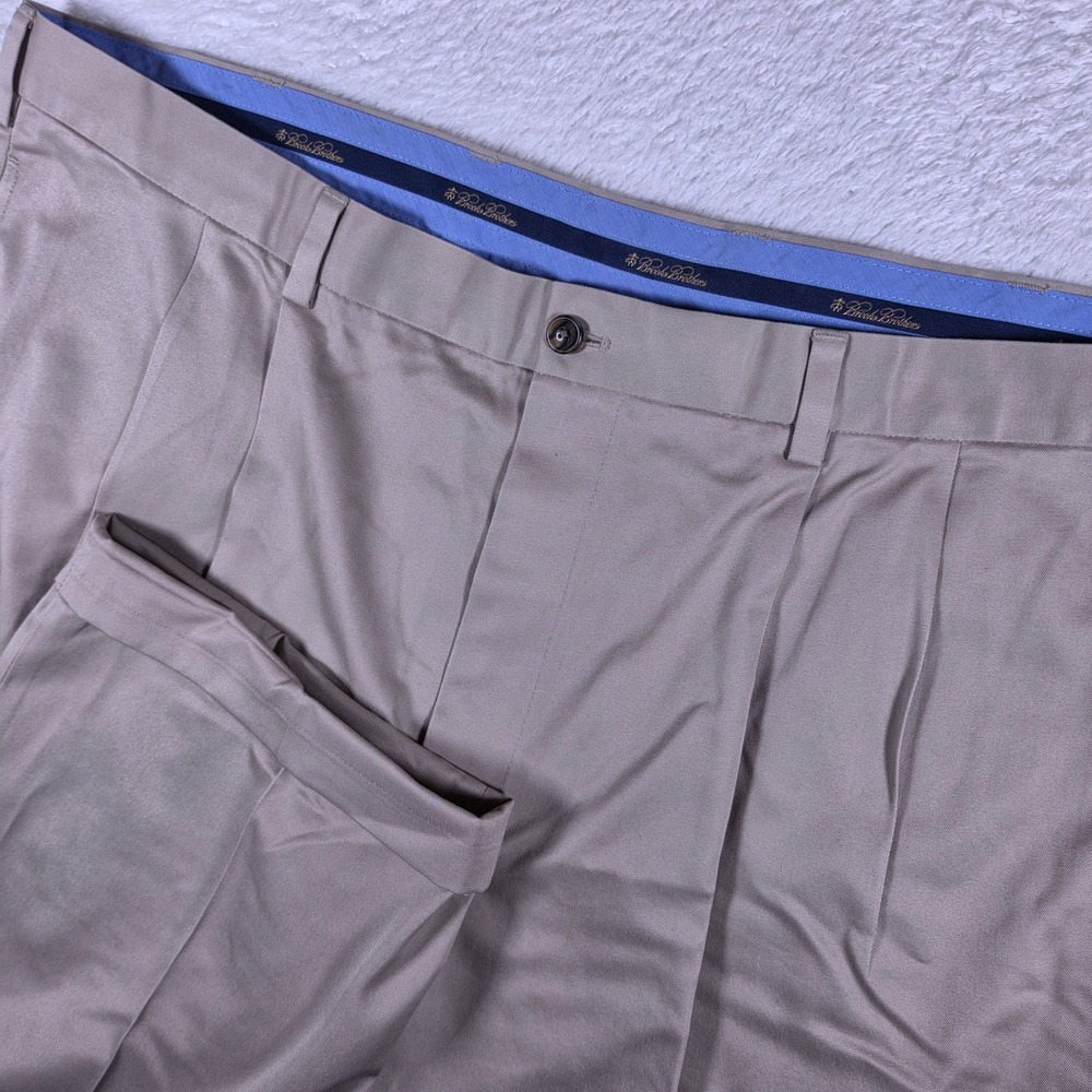 NEW Brooks Brothers Thompson Mens 42/32 Beige Pleated Advantage Chino Pants